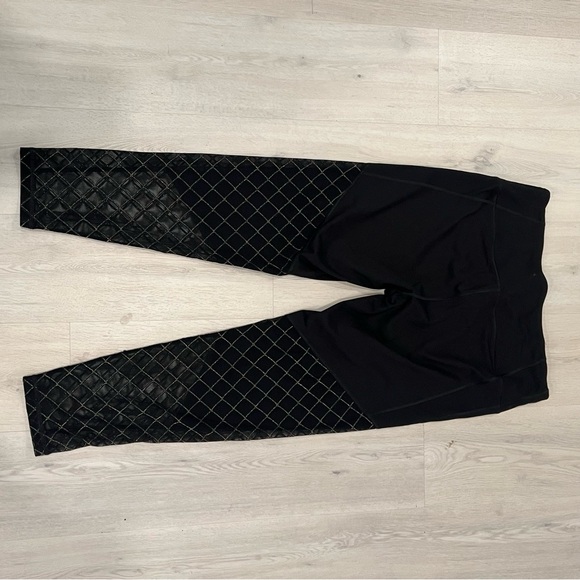 Victoria’s Sport Knockout Leggings XL Black with gold/black mesh diamond panels - Picture 8 of 10